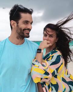 Neha Dhupia Photos: समंदर किनारे पति के साथ रोमांटिक हुईं नेहा धूपिया, सामने आईं ऐसी तस्वीरें