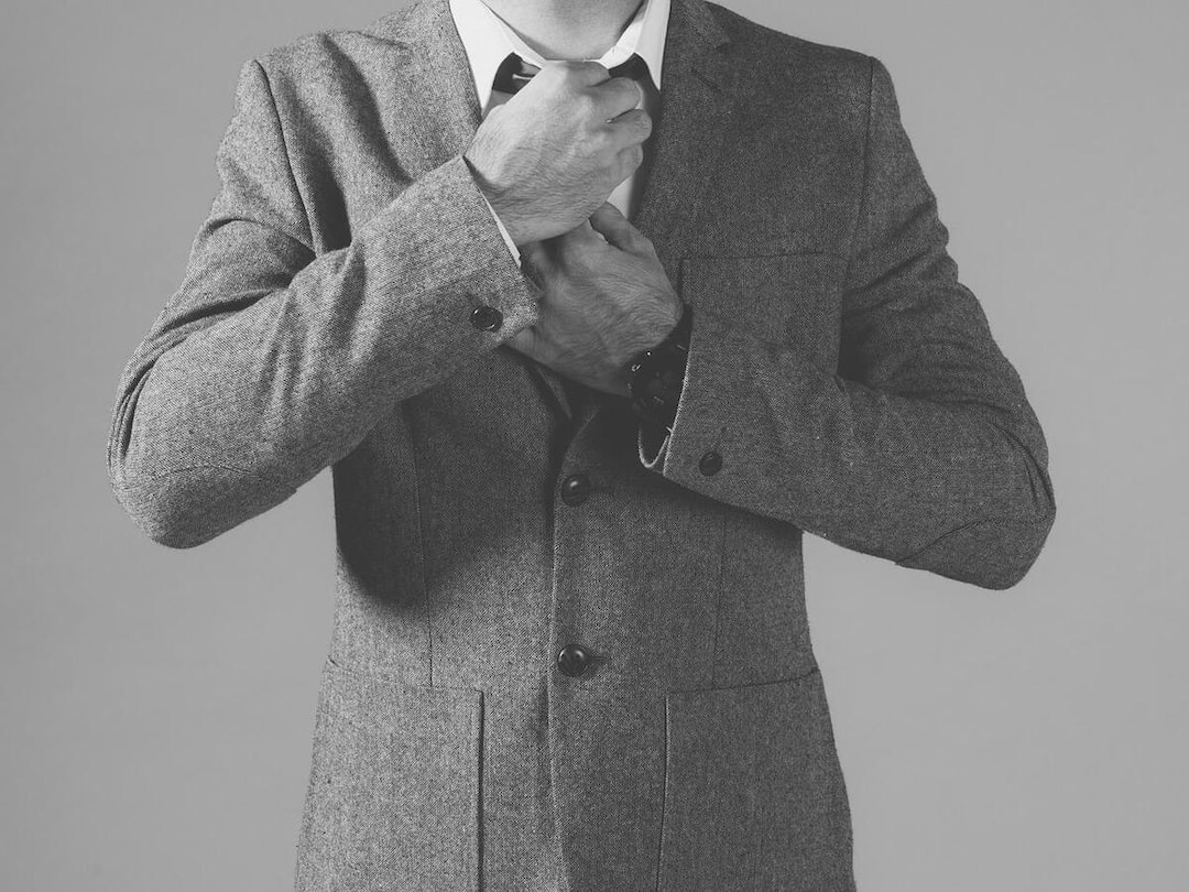 Watch Man Teaches Tie Knot Hack In 10 seconds Video Went Viral In Internet Viral Video: వావ్ టై కట్టుకోవటం ఇంత సింపులా, ఇతనెవరో భలే ట్రిక్ చెప్పాడే-వైరల్ వీడియో