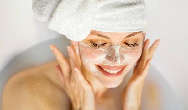 બ્લીચ બનાવવાની રીત-સૌ પ્રથમ પપૈયાના ટૂકડાને ક્રશ કરીને દૂધ સાથે મિક્સ કરી દો. ત્યારબાદ બીટ અને બટાટાના ટૂકડાને સાથે પીસી લો. હવે તેમાં પપૈયા દુધનું મિશ્રણ મિક્સ કરી દો. તેમાં લીંબુનો રસ ઉમેરો, આ બધી જ સામગ્રી મિક્સ કરીને પેસ્ટ બનાવી લો. આ મિશ્રણને એ જગ્યાએ લગાવો જ્યાં તમને બ્લીચ કરવા ઇચ્છો છો. આ મિશ્રણને એક સમાન પાતળા લેયરમાં જ લગાવો. પંદર મિનિટ બાદ ફેસ વોશ કરી લો.આ પેસ્ટને વધુ સમય સ્કિન પર રહેવા દેવાથી ખંજવાળની સમસ્યા થઇ શકે છે. જેથી માત્ર 15 મિનિટ જ તેને સ્કિન પર રહેવા દો અને બાદ વોશ કરી લો.