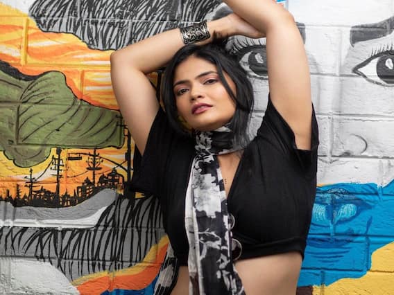 Kalpika Ganesh: అందాలతో రెచ్చగొడుతున్న హైదరాబాదీ భామ Kalpika Ganesh: అందాలతో రెచ్చగొడుతున్న హైదరాబాదీ భామ