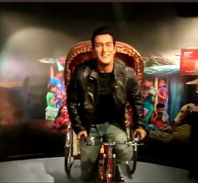 वहीं फिल्मों की दुनिया के रॉबिनहुड यानी सलमान खान, के साथ रनबीर कपूर, अनिल कपूर और कई फिल्मी सितारे अपने स्टाइल में नजर आए. इस संग्रहालय में स्टेच्यू को अलग-अलग जोन में बांटा गया है. सबसे पहले टीवी के कलाकार को लगाया गया है उसके बाद राजनीति से जुड़े लोग और फिर खेल जगत के लोगों को जगह दी गई है.