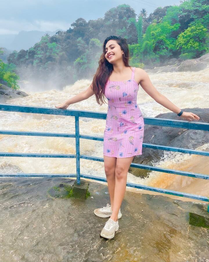 యాంకర్ గాను తనదైన శైలిలో దూసుకెళ్తోంది. Image Credit: Deepika Pilli/Instagram