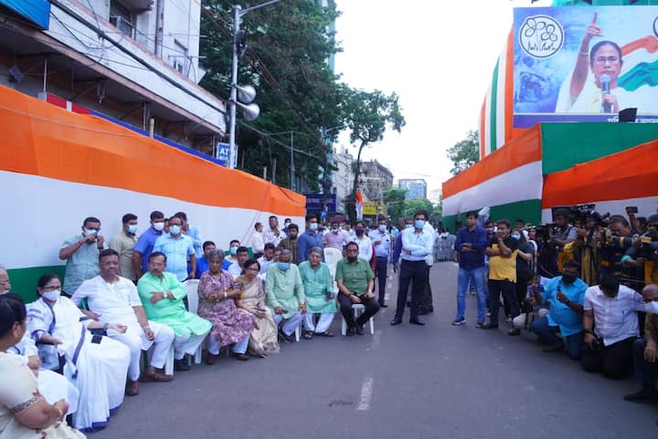 সিসি ক্যামেরা ও ড্রোনের মাধ্যেমে চলবে নজরদারি। কলকাতা পুলিশ সূত্রে খ‍বর, বুধবার রাত ৩টে থেকেই কলকাতার রাস্তায় বন্ধ হয়ে যাবে পণ্যবাহী গাড়ি চলাচল। এছাড়াও বেশ কিছু রুটে যানচলাচল নিয়ন্ত্রণ করা হবে। এসপ্ল্যানেড ও পার্ক স্ট্রিট চত্বরে থাকছে প্রায় ১৫টি জায়েন্ট স্ক্রিন। এছাড়া শহরের বিভিন্ন গুরুত্বপূর্ণ জায়গায় জায়েন্ট স্ক্রিনে দেখানো হবে সমাবেশ।