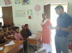 Gonda News: स्कूल का निरीक्षण करने पहुंचे गोंडा के डीएम का दिखा अलग अंदाज, बच्चों को ब्लैक बोर्ड पर खुद पढ़ाया