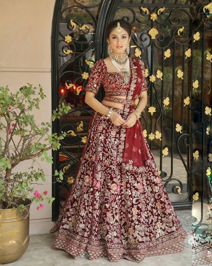 डोनल बिष्ट सोशल मीडिया लवर हैं, और अपनी तस्वीरो-वीडियो को शेयर करने का कोई मौका नहीं गंवाती हैं.