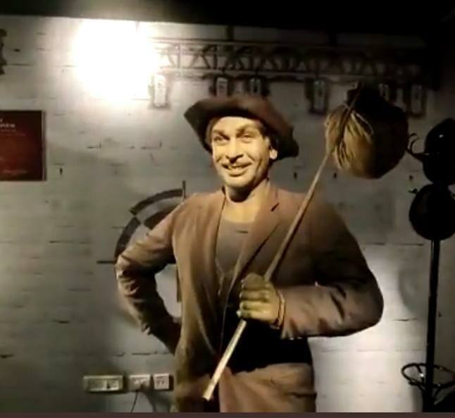 इसमें फिल्म जगत के लगभग 50 कलाकारों के स्टेच्यू लगाए गए हैं. इन स्टेच्यू को इंटरनेशनल कलाकारों ने बनाया है. जिसको लेकर मर्लिन एंटरटेनमेंट्स इंडिया प्राइवेट लिमिटेड के महाप्रबंधक अंशुल जैन ने बताया कि हमने मैडम तुसाद के साथ मिलकर 6 महीने तक काम किया है. हमने इस संग्रहालय को इतना खास बनाया है कि लोग यहां आ कर इसे भूल नहीं पाएंगे.