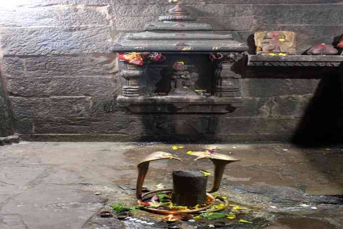 Devbaloda Shiv Mandir: सावन (Sawan 2022) के महीने में देश के हर शिव मंदिर में भक्तों का भीड़ लगी हुई दिखाई देती है. वहीं छत्तीसगढ़ (Chhattisgarh) के दुर्ग जिले में एक ऐसा शिव मंदिर है. जहां पर शिवलिंग स्वयं ही भूगर्भ से उत्पन्न हुआ था. ये मंदिर दुर्ग से करीब 22 किलोमीटर दूर देवबलोदा गांव में स्थित है. चलिए बताते हैं आपको इस प्राचीन शिव मंदिर की रोचक कहानी....