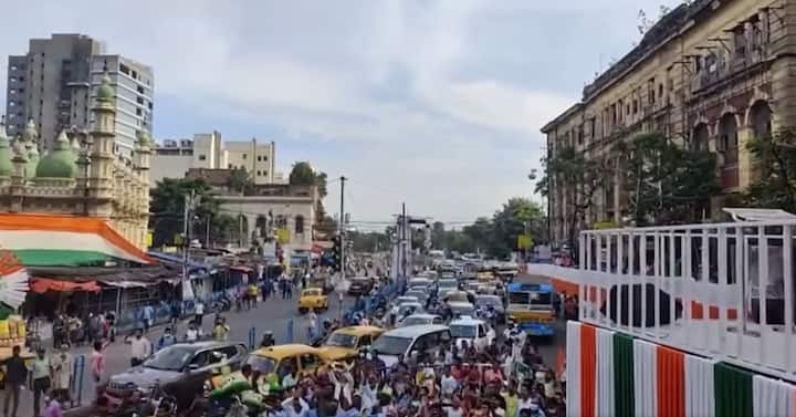 মিছিল চলাকালীন যাতে কোনও অশান্তি না হয়, সেদিকেও কড়া নজর রাখবে পুলিশ। সূত্রের খবর, হাওড়া ব্রিজ, শিয়ালদহ, কলকাতা স্টেশন, গিরিশ পার্ক, হাজরা মোড়, শ্যামবাজার পাঁচ মাথার মোড়ে থাকবে পুলিশের টিম।