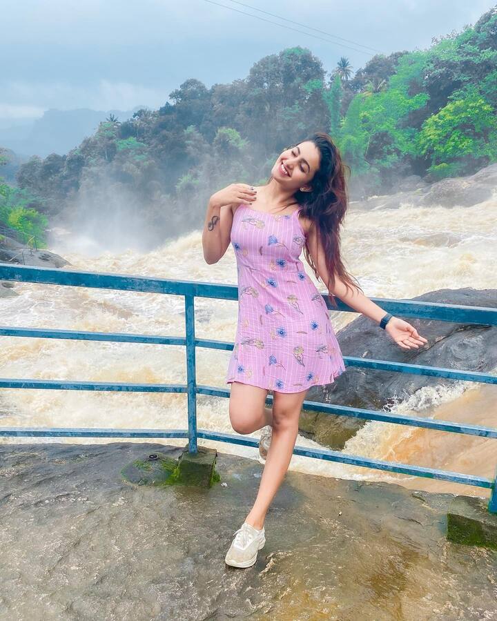 దీపికా పిల్లి టిక్ టాక్ లో ఎందరో మనసులు గెలుచుకుంది. అది బ్యాన్ చేయడంతో ఇన్ స్టాలో ఎప్పటికప్పుడు ఫోటోలు, వీడియోలు అప్ లోడ్ చేస్తూ అభిమానులను పెంచుకుంటోంది. Image Credit: Deepika Pilli/Instagram