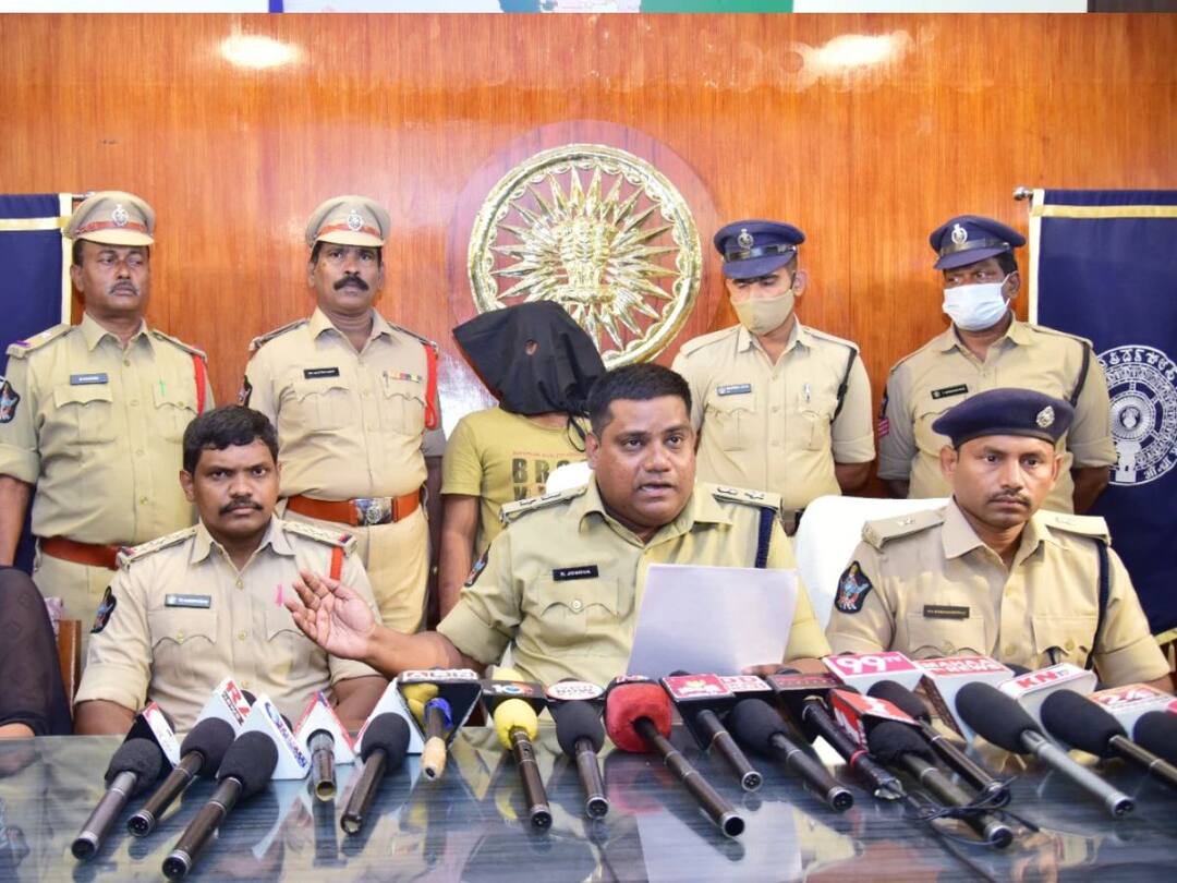 Online Cheater Arrest: ఫోన్ నెంబర్ తెలిస్తే చాలు- అమ్మాయిల న్యూడ్ వీడియోలు పట్టేస్తాడు online cheater arrest In Vijayawada Online Cheater Arrest: ఫోన్ నెంబర్ తెలిస్తే చాలు- అమ్మాయిల న్యూడ్ వీడియోలు పట్టేస్తాడు