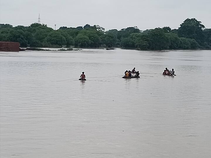 एसपी ने बताया कि निशांत की घर में किसी बात को लेकर विवाद हुआ था. उसके बाद वह अपनी कार लेकर रायपुर से दुर्ग की ओर आया था और वह रविवार की रात आत्महत्या करने के उद्देश्य से शिवनाथ नदी में बंद पड़े छोटे पुल का वैरिकैक हटाकर अपनी कार को नदी में कुदा दिया. जिसके बाद से ही पुलिस इस मामले की जांच में जुट गई थी और अब कार और मृतक की पहचान हो गई है. मृतक का पोस्टमार्टम कराया जा रहा है उसके बाद आगे की कार्रवाई की जाएगी.