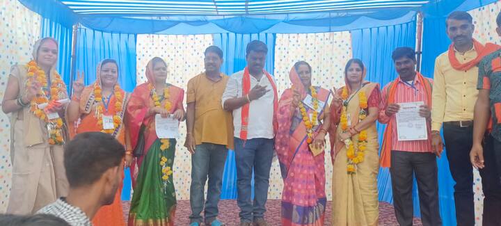 मध्य प्रदेश के नगरीय निकाय के दूसरे चरण के मतदान की मतगणना में चल रही है. इसमें सत्ताधारी बीजेपी बढ़त बनाए हुए है. कई जगह उसे कांग्रेस से सीधी टक्कर मिल रही है. पांच नगर निगमों में दो में बीजेपी, दो में कांग्रेस और एक जगह बीजेपी की बागी आगे चल रही है. जीत के बाद प्रत्याशी और उनके समर्थक जश्न मना रहे हैं. तस्वीरों में देखें जीत का जश्न.