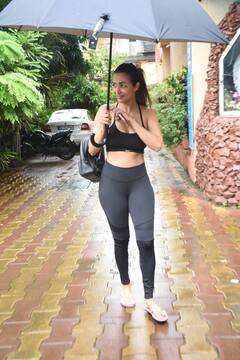 Malaika Arora Photos: भारी बारिश में भी फिटनेस रूटीन मिस नहीं करतीं मलाइका अरोड़ा, छाता लिए एक्ट्रेस पहुंची जिम