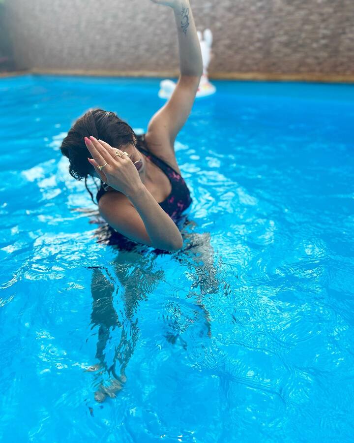 तस्वीरों में देवोलीना भट्टाचार्जी को ब्लैक कलर की ड्रेस में पूल में अलग-अलग तरह के पोज देते हुए देखा जा सकता है.