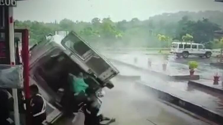 Karnataka Accident Horrible Video Four People Killed After A Speeding Ambulance Toppled At A Toll Gate Karnataka Accident Video: કર્ણાટકમાં એમ્બ્યુલન્સના ભયંકર અકસ્માતમાં 4 લોકોનાં મોત, હ્રદયદ્રાવક વીડિયો સામે આવ્યો
