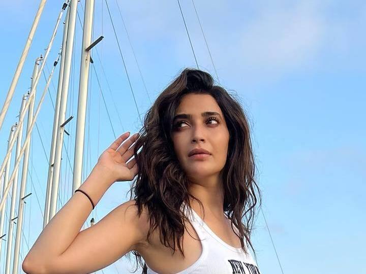 अभिनेत्री करिश्मा तन्ना तिच्या कोणत्याही प्रोजेक्टपेक्षा तिच्या लूकमुळे चर्चेत असते. (फोटो सौजन्य:karishmaktanna/इन्टाग्राम)