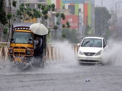 Hyderabad Rain: हैदराबाद की मूसी नदी हुई ओवरफ्लो, निचले इलाकों में हुए बाढ़ जैसे हालात, लोगों का सामान पानी में बहा