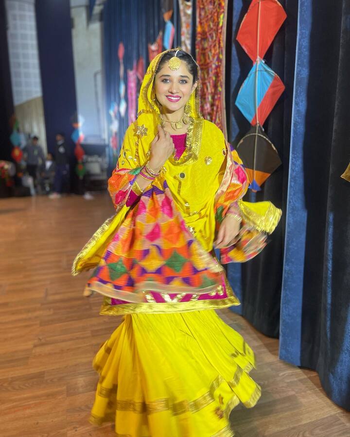 टीवी एक्ट्रेस कनिका मान (Kanika Mann) इन दिनों सोशल मीडिया पर काफी एक्टिव रहती हैं. वह लगातार अपनी तस्वीरें शेयर कर रही हैं.