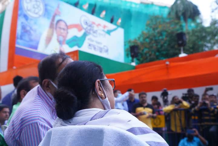 বিধানসভা ভোটে জয়ের হ্যাটট্রিক হয়েছে। বঙ্গ বিজয়ের সেই উচ্ছ্বাসও যেন মিশে গেছে তৃণমূলের ২১ জুলাইয়ের সমাবেশে নিরাপত্তার চাদরে মুড়ে ফেলা হচ্ছে কলকাতাকে। কলকাতা পুলিশ সূত্রে খবর, ২১ জুলাইয়ের সমাবেশ ঘিরে