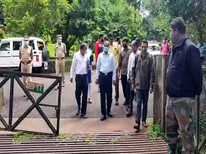 Theni:  Mullai Periyar Dam central sub-monitoring team conducted inspection of the sluice section of the dam முல்லை பெரியாறு அணையில் மதகுகளை இயக்கி மத்திய துணை கண்காணிப்பு குழு ஆய்வு