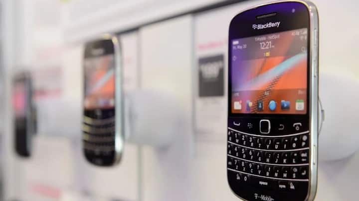 ব্ল্যাকবেরি- QWERTY ফোনের দুনিয়ায় সাড়া জাগিয়ে লঞ্চ হয়েছিল ব্ল্যাকবেরি ফোন। তবে অ্যান্ড্রয়েড এবং আইওএস-র ক্রমশ উন্নতির কারণে চাহিদা কমতে থাকে ব্ল্যাকবেরি ফোনের। ২০২০ সালের অগস্ট মাসে ব্ল্যাকবেরি ফোন বন্ধ হয়।