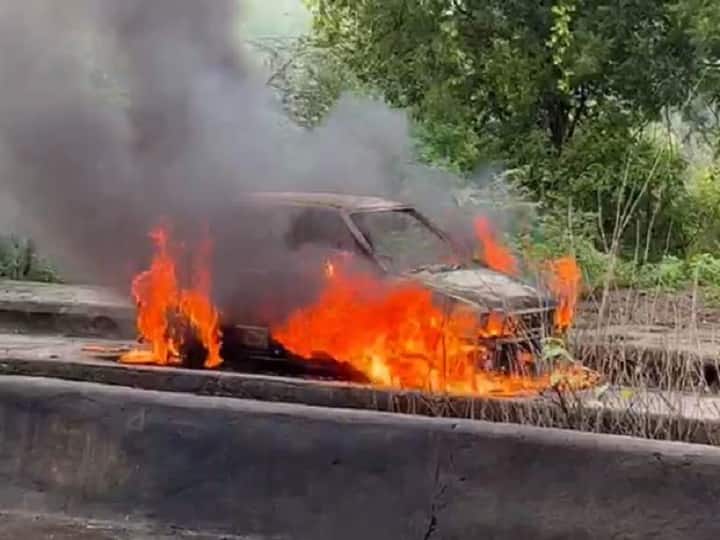 Nagpur News businessman commits suicide by setting his car ablaze, attempts to set his wife and son on fire Nagpur News : व्यावसायिकाने स्वतःला कारमध्येच जाळून घेतलं, पत्नी आणि मुलालाही पेटवण्याचा प्रयत्न