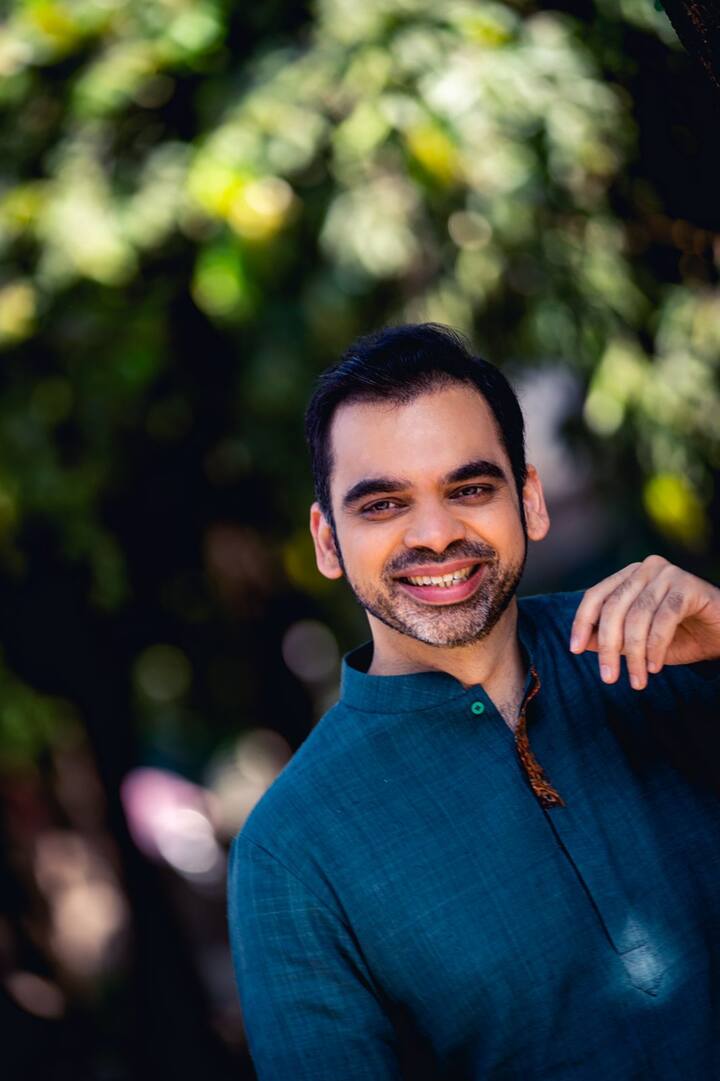 कार्यक्रमाचे सूत्रसंचालन शर्वरी जमेनीस करणार असून संगीत क्षेत्रातील अनेक दिग्गज या कार्यक्रमाला उपस्थित राहून या 'अभंगवारी'ची शोभा वाढवणार आहेत.