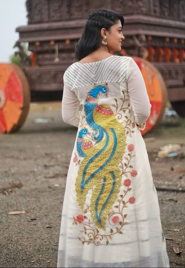 முட்ட கண்ணு முழி அழகில் குத்தி குத்தி கொன்னவளே!