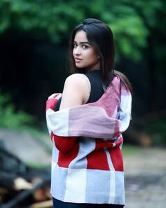 Pujita Ponnada: హాట్ లుక్స్ తో కుర్రకారు మతిపోగొడుతున్న తెలుగమ్మాయి పూజిత పొన్నాడ