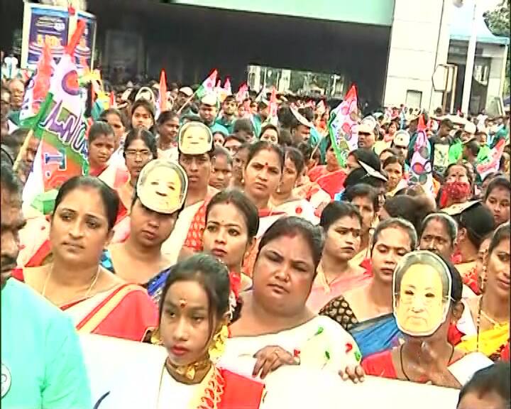 সল্টলেকের দত্তাবাদে ধর্মতলামুখী তৃণমূল কর্মী, সমর্থকদের বর্ণাঢ্য মিছিল। নেতৃত্বে বিধাননগর পুরসভার ৩৮ নম্বর ওয়ার্ডের কাউন্সিলর আলো দত্ত। মমতা বন্দ্যোপাধ্যায়, অভিষেক বন্দ্যোপাধ্যায়ের মুখোশ পরে, শাঁখ বাজিয়ে, ঢাকের তালে মিছিল সামিল হন তৃণমূল কর্মী, সমর্থকরা।