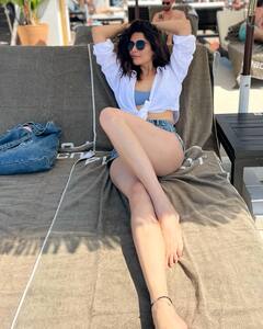 Karishma Tanna: अभिनेत्री करिश्मा तन्नाचा व्हेकेशन मोड ऑन; शेअर केले खास फोटो!