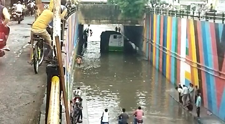Etawah News: एक घंटे की बारिश से ही इटावा-मैनपुरी रेलवे अंडरपास जलमग्न, जेसीबी से निकले फंसे वाहन, वादा भूले सांसद