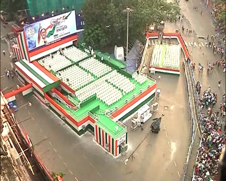 সকাল থেকেই শুরু একুশের মিছিল। পায়ে পায়ে ধর্মতলায় ভিড় জমাচ্ছেন তৃণমূল কর্মী, সমর্থকরা।