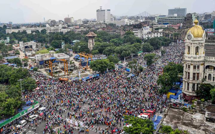 ২১ জুলাই, তৃণমূলের শহিদ স্মরণ অনুষ্ঠান ঘিরে সাজ সাজ রব শহরে। বৃহস্পতিবার ভোর থেকে তো বটেই, বুধবার সকাল থেকেই শহরে ভিড় জমাতে শুরু করেন জেলা থেকে আসা মানুষজন। এ দিন সকালে কালীঘাটেও মানুষের ভিড় চোখে পড়ল। সম্প্রতি ঘটে যাওয়া অনুপ্রবেশের ঘটনার জেরে মমতার বাড়ির আশেপাশে নিরাপত্তা আরও জোরদার করা হয়েছে। তবে কাছে যেতে না পারলেও আক্ষেপ নেই কারও। তফাতে দাঁড়িয়েই নেত্রীর দর্শন পাওয়ার অপেক্ষায় তৃণমূল সমর্থকেরা।  ছবি: পিটিআই