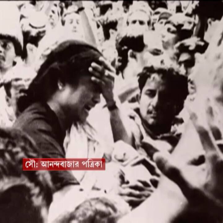 রেড রোডে পুলিশের ভ্যানে আগুন ধরিয়ে দেওয়া হয়। বিক্ষোভকারীদের তাড়া খেয়ে পুলিশের পদস্থ অফিসারেরা পালাতে থাকেন। সেই অবস্থায় গুলি চালাতে শুরু করে পুলিশবাহিনী। গুলিবিদ্ধ হয়ে মারা যান ১৩ জন। (ছবি সৌজন্যে : আনন্দবাজার পত্রিকা)