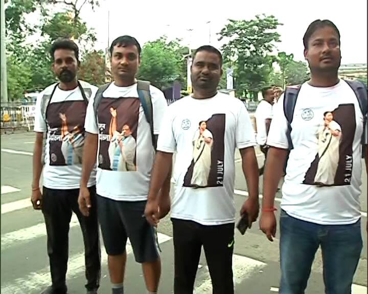 পোশাকে মমতা বন্দ্যোপাধ্যায়ের ছবি। তৃণমূল নেত্রীর ছবি লাগানো টি-শার্ট পরে সমাবেশে হাজির তৃণমূল কর্মী সমর্থকরা।