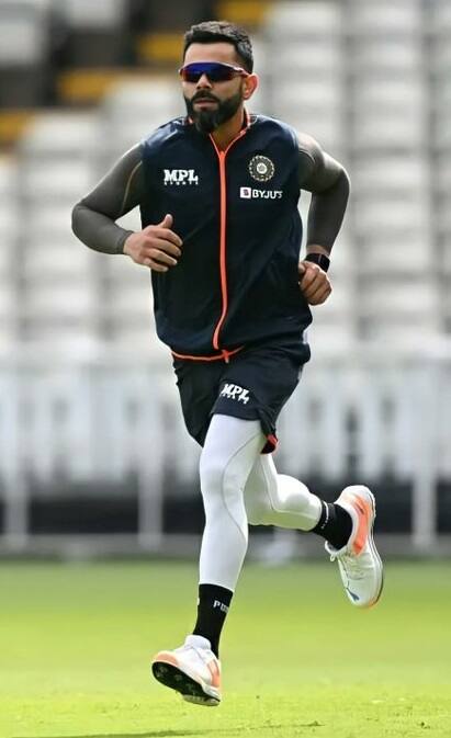 ১-২ ব্যবধানে টেস্ট সিরিজ হেরে যাওয়ার পর নেতৃত্ব ছাড়েন কোহলি। তাঁর পরিবর্তে তিন ফর্ম্যাটেই অধিনায়ক করা হয় রোহিতকে। কিন্তু রোহিতের চোট থাকায় দক্ষিণ আফ্রিকার বিরুদ্ধে ওয়ান ডে সিরিজে নেতৃত্ব দেন রাহুল।