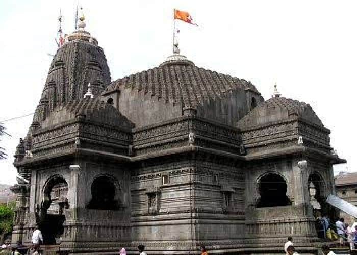 Trimbakeshwar Shiva Temple: सावन (Sawan 2022) का महीना बहुत ही पवित्र माना जाता है. क्योंकि इस महीने में भगवान शिव की पूजा अर्चना की जाती है. अगर आप भी भोलेनाथ के भक्त हैं और सावन में उनके प्राचीन मंदिरों के दर्शन करने निकलें हैं तो महाराष्ट्र के नासिक में स्थित त्र्यंबकेश्वर शिव मंदिर (Trimbakeshwar Jyotirling Mandir) के भी दर्शन जरूर करें. कहा जाता है कि ये मंदिर द्वादश ज्योतिर्लिंगों में से एक है. सावन में यहां दर्शन करने से काफी पुण्य मिलता है......