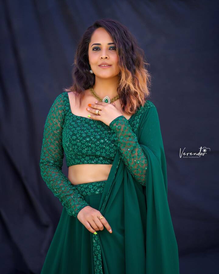 అల్లు అర్జున్ పుష్ప సినిమాలో నెగటివ్ రోల్ లోనూ నటించి ప్రశంసలు అందుకుంది. Image Credit: Anasuya Bhardwaj/ Instagram