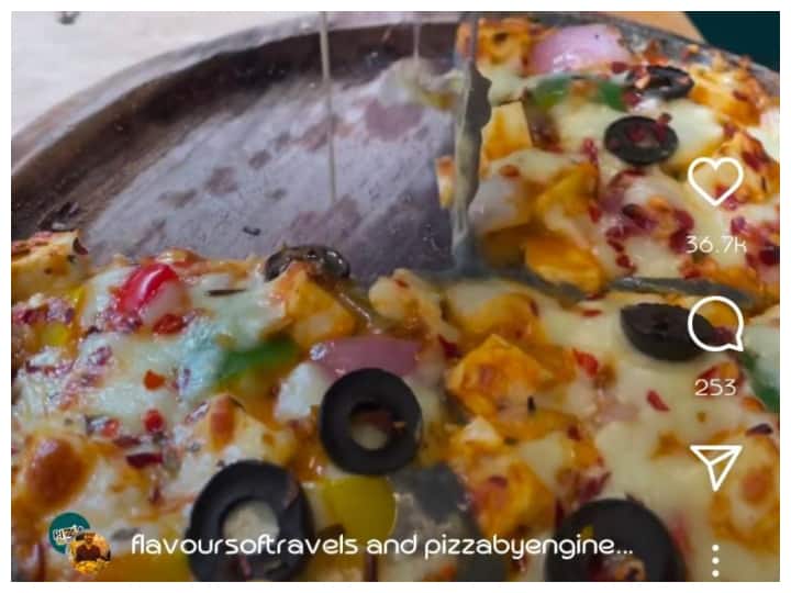 black cheese pizza of Mumbai restaurant posted by food blogger on Instagram video viral on social media Watch: मुंबई का ब्लैक चीज़ पिज़्ज़ा हुआ वायरल, यूजर्स ने पूछा- क्या ये सीमेंट है? 