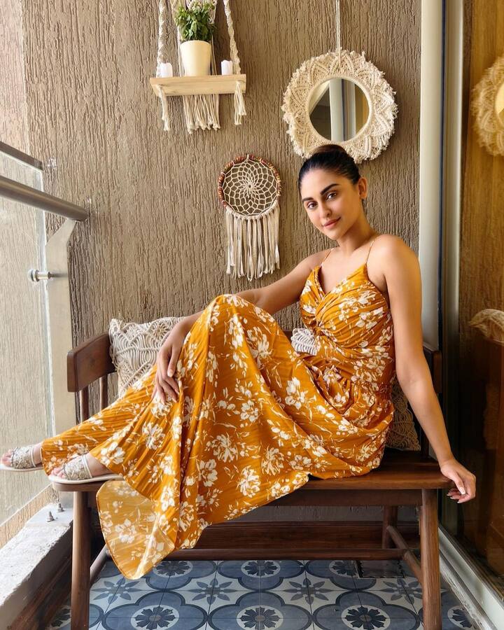 क्रिस्टल डिसूजा के इंस्टाग्राम पर देखेंगे तो एक से बढ़कर एक ग्लैमरस और सिजलिंग तस्वीरों की भरमार देखने को मिलेगी.