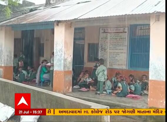 વડોદરા: જર્જરિત સ્કૂલ હોવાના કારણે બાળકો ઓસરીમાં બેસીને ભણી રહ્યા છે
