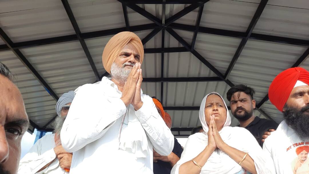 Sidhu Moosewalas father received a death threat from a Pakistani number ਸਿੱਧੂ ਮੂਸੇਵਾਲਾ ਦੇ ਪਿਤਾ ਨੂੰ ਪਾਕਿਸਤਾਨੀ ਨੰਬਰ ਤੋਂ ਮਿਲੀ ਜਾਨੋਂ ਮਾਰਨ ਦੀ ਧਮਕੀ