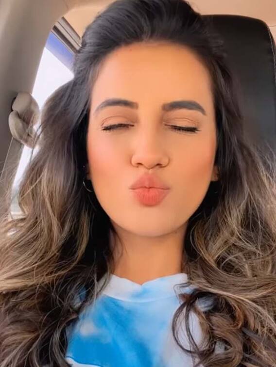 नैनों से घायल कर रही हैं अक्षरा सिंह