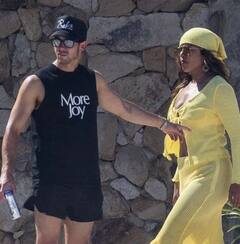 Priyanka Chopra की अनदेखी बर्थडे पिक्स हुईं वायरल, निक जोनस संग रोमांटिक होती दिखीं एक्ट्रेस