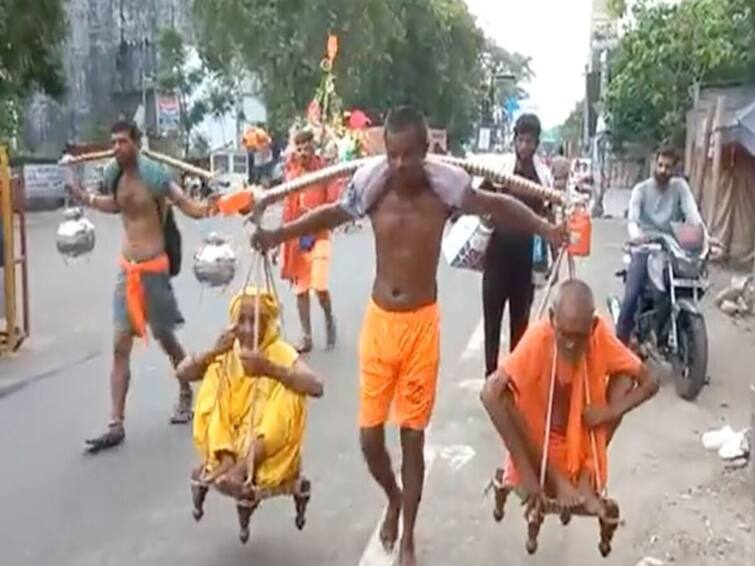 Viral Video Man Carries Old Parents On Shoulders For Kanwar Yatra Internet Says Hats Off - Watch Viral Video: ఇతను బాహుబలి కాదు అంతకు మించి, తల్లిదండ్రులను భుజాలపై మోసిన కొడుకు-వైరల్ వీడియో