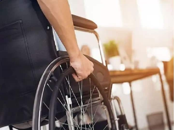 ऐसे दिव्यांगजन जो किसी दुर्घटनावश या अन्य किसी कारणों से अपने अंग खो चुके हैं या निष्क्रिय हैं, उन्हें यूपी सरकार की ओर से पेंशन दी जाती है. यहां पर आपको इस योजना के बारे में बताया जा रहा है. ये एक ऐसी योजना है जिसमें आंशिक या पूर्ण रूप से विकलांग लोगों के लिए सरकार की ओर से हर माह 1000 रुपये की पेंशन का प्रबंध किया जाता है. इस पेंशन योजना को उत्तर प्रदेश सरकार की ओर से चलाया जा रहा है.