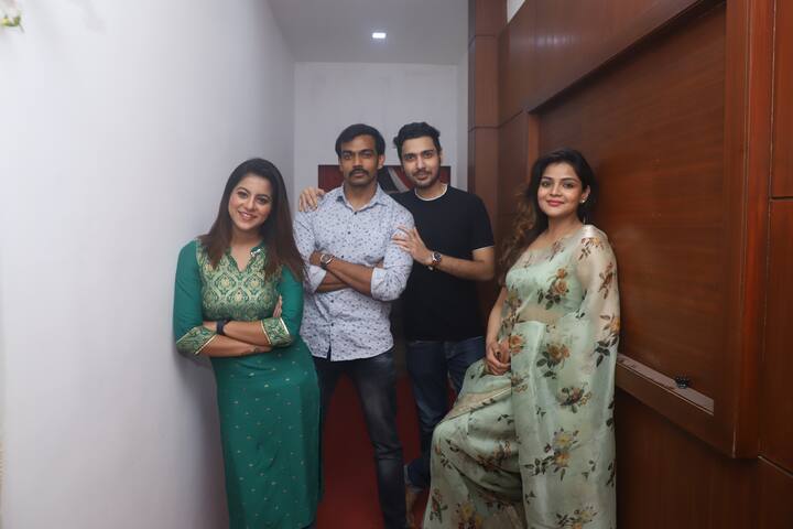 পরিচালক সাগ্নিক চট্টোপাধ্যায়ের (Sagnik Chatterjee) হাত ধরে ফের বড়পর্দায় আসছে আরেক মহিলা গোয়েন্দার গল্প। 'লেডি চ্যাটার্জী'। ছবির নামভূমিকায় অভিনয় করছেন অরুণিমা ঘোষ (Arunima Ghosh)।