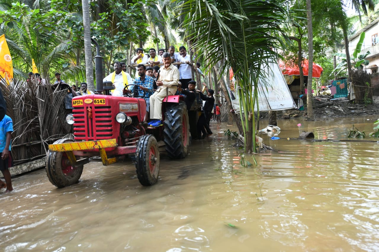 Chandrababu : చంద్రబాబుకు తృటిలో తప్పిన ప్రమాదం, నదిలో పడిపోయిన టీడీపీ నేతలు