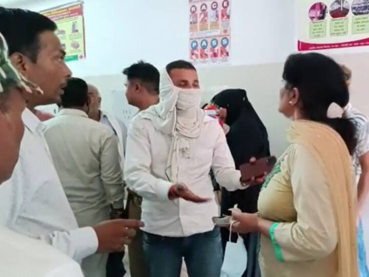 Raebareli District Women Hospital Uttar Pradesh Video of assault viral two women beaten by staff ANN Raebareli News: मारपीट का अड्डा बना रायबरेली जिला महिला अस्पताल, दबंग स्टाफ कर्मियों ने दो महिलाओं को जमकर पीटा